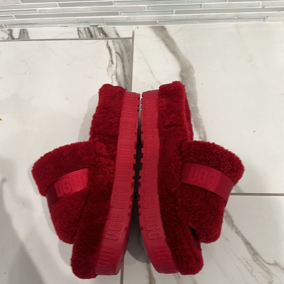 UGG - Picture 2 of 3